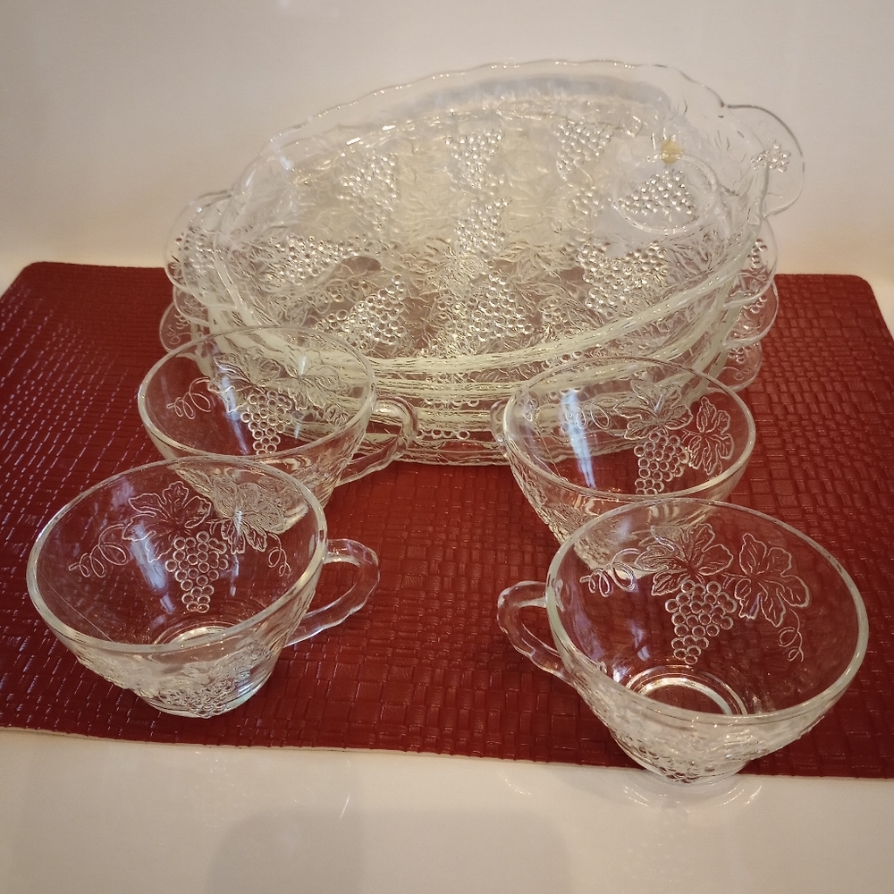 Vintage Anchor Hocking Serva-Snack 8 Piece Set / Grape Clusters | Circa 1950s